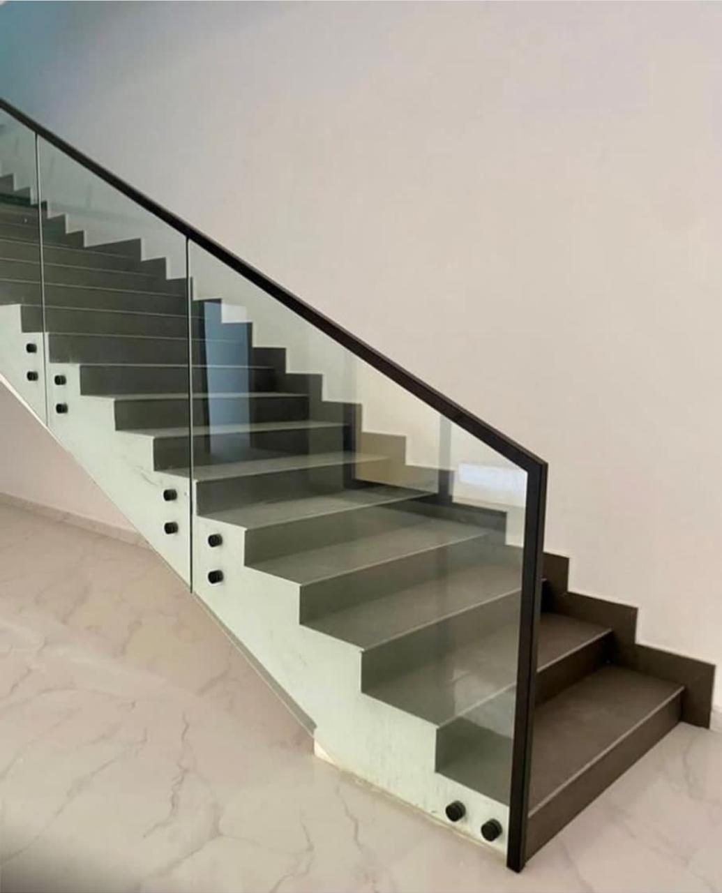 دربزين زجاجي معاصر