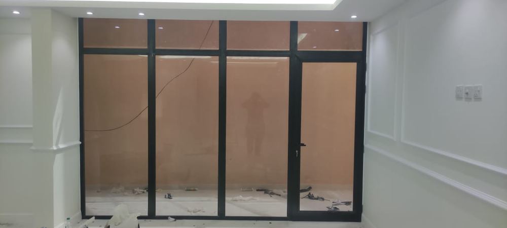 أبواب زجاجية داخلية بإطارات سوداء