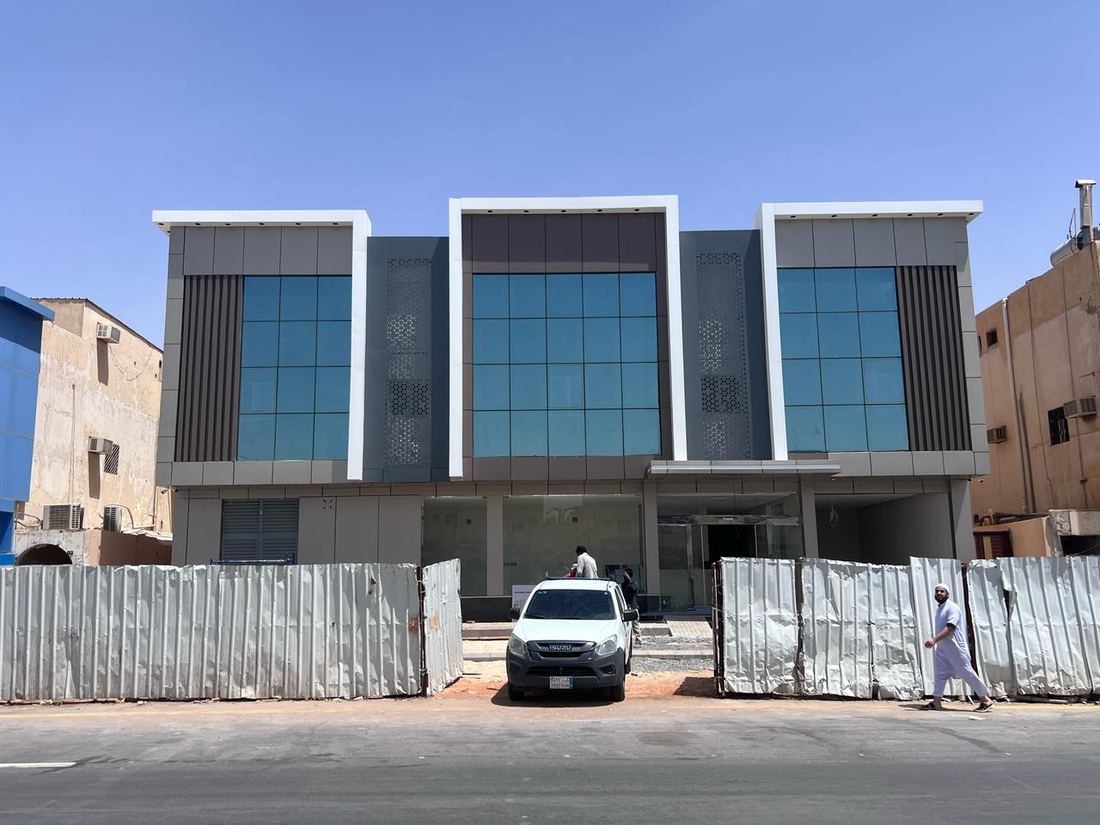 واجهة مبنى تجاري حديث قيد التنفيذ